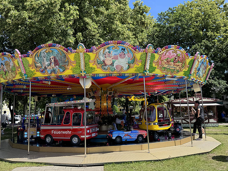 Kinderkarussell von Dräger-Kübler auf dem 3. Sommerfest am Luise-Kiesselbach-Platz 202 (©Foto: Martin Schmitz)